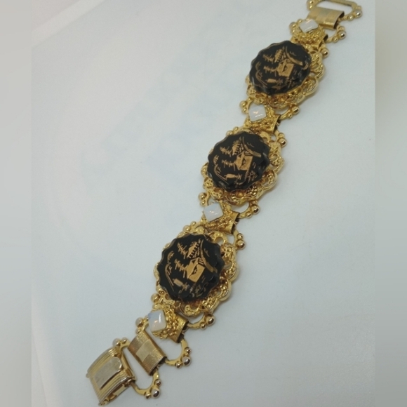* Vintage Glass Reverse Intaglio Asian Scene Gold Tone Panel Bracelet - Picture 2 of 7